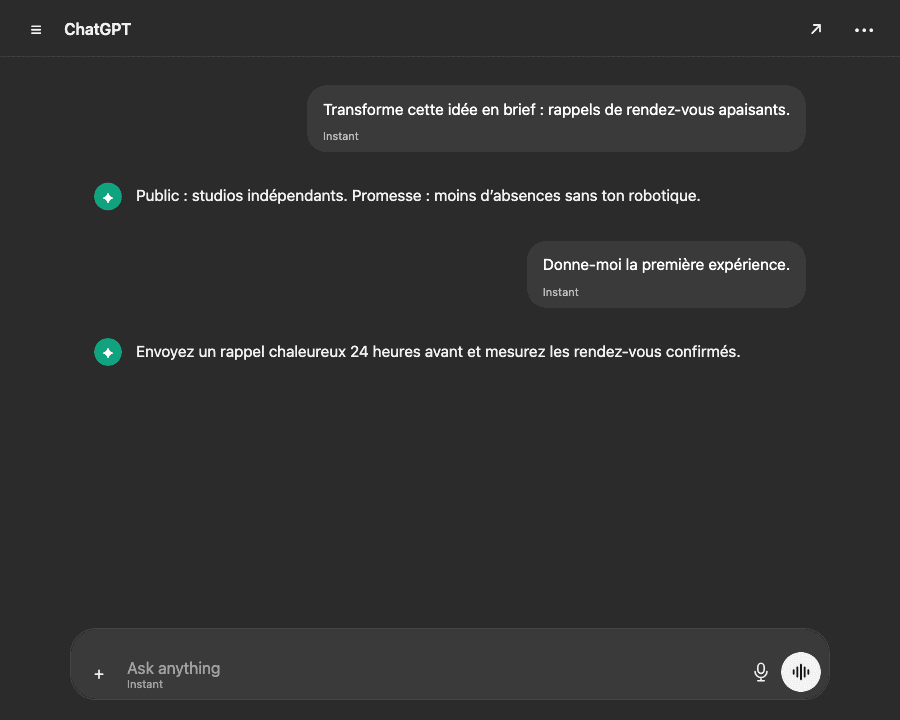 Conversation ChatGPT sombre produisant un brief produit